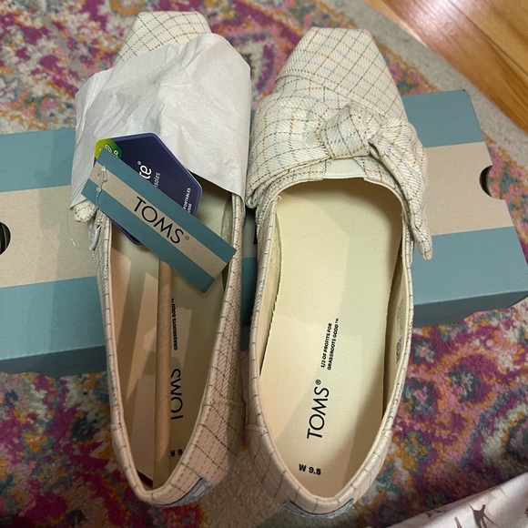 Brand new Toms with box and tags - Picture 3 of 4